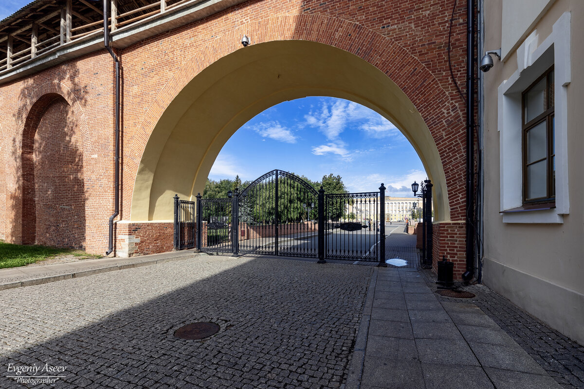Прогулки по новгородскому Кремлю - Евгений Прогулки по новгородскому Кремлю - Евгений