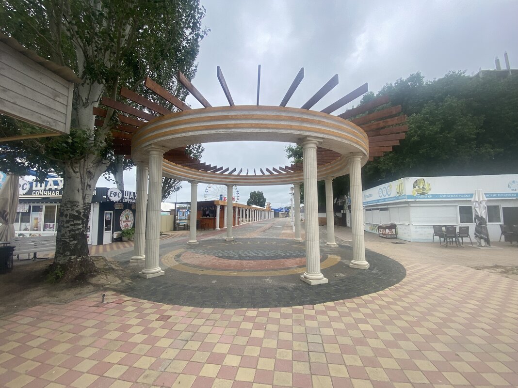 Пляжный бульвар ждет отдыхающих.. - Alexey YakovLev