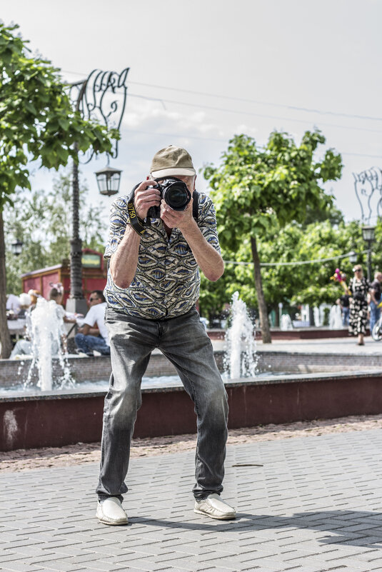 Величайший критик, мыслитель, спортсмен и фотохудожник В. Ф. Чемякин создаёт свой новый шедевр - Коля Лукашов