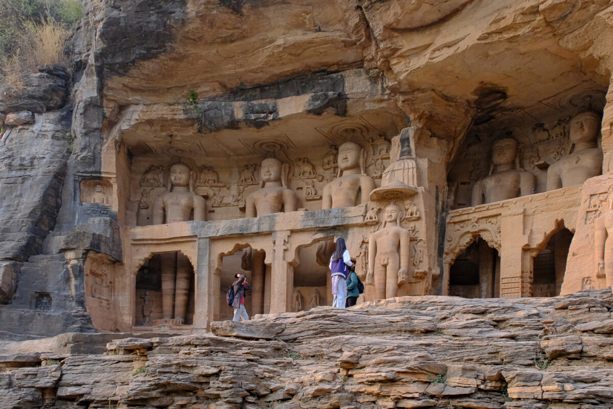 Пещеры Сиддхачал высеченные в скале Гопачала - Георгий А Пещеры Сиддхачал высеченные в скале Гопачала - Георгий А