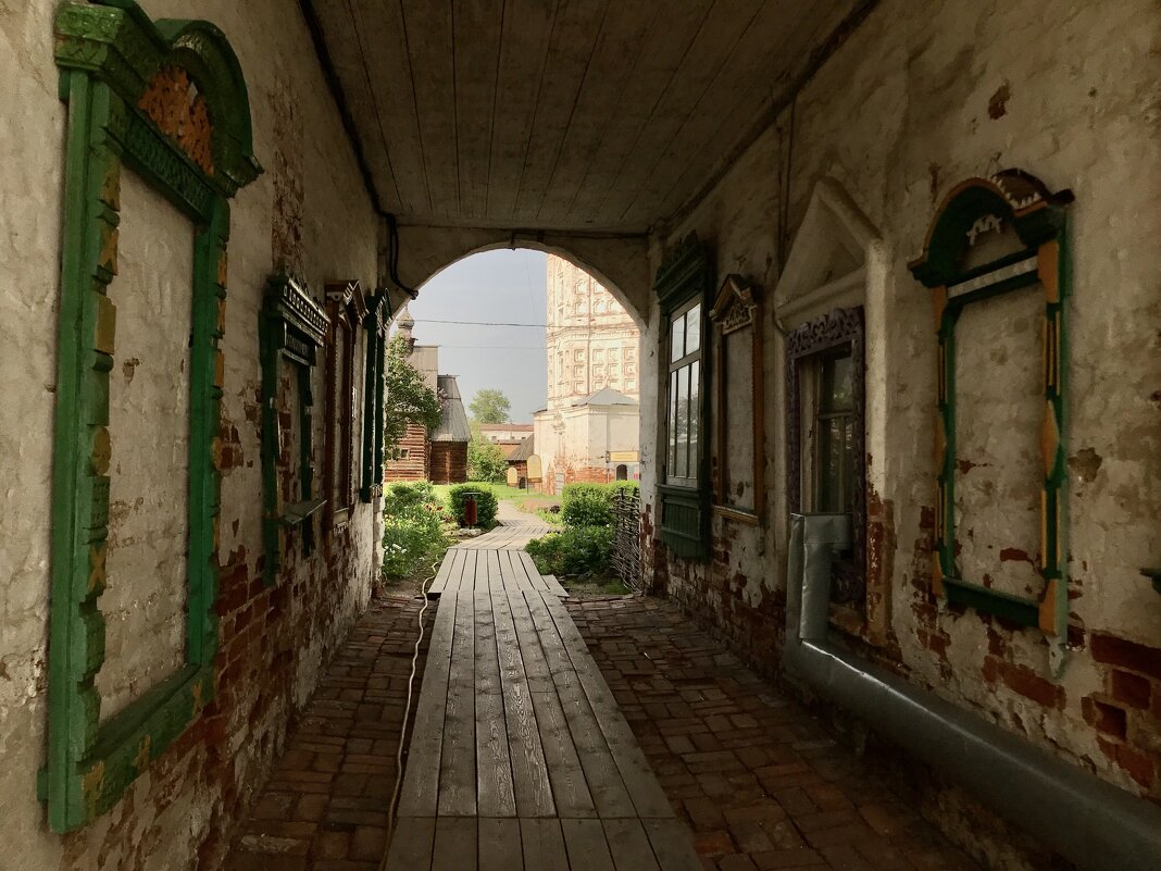 Проход в монастыре - Любовь 