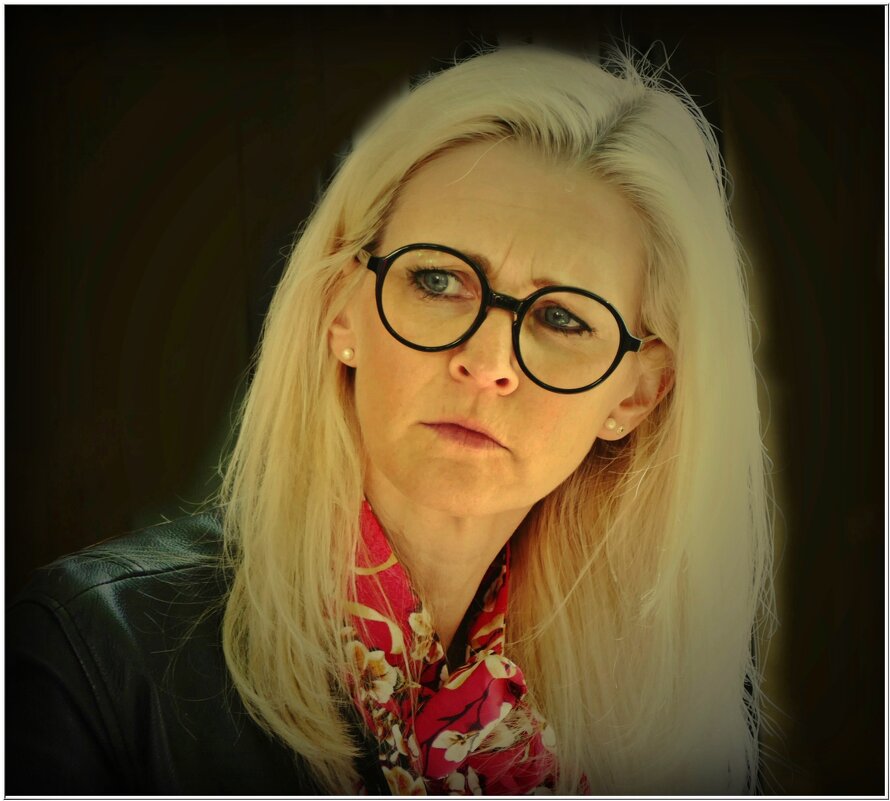 НАСТОРОЖЕННОСТЬ... - Elvira E. 