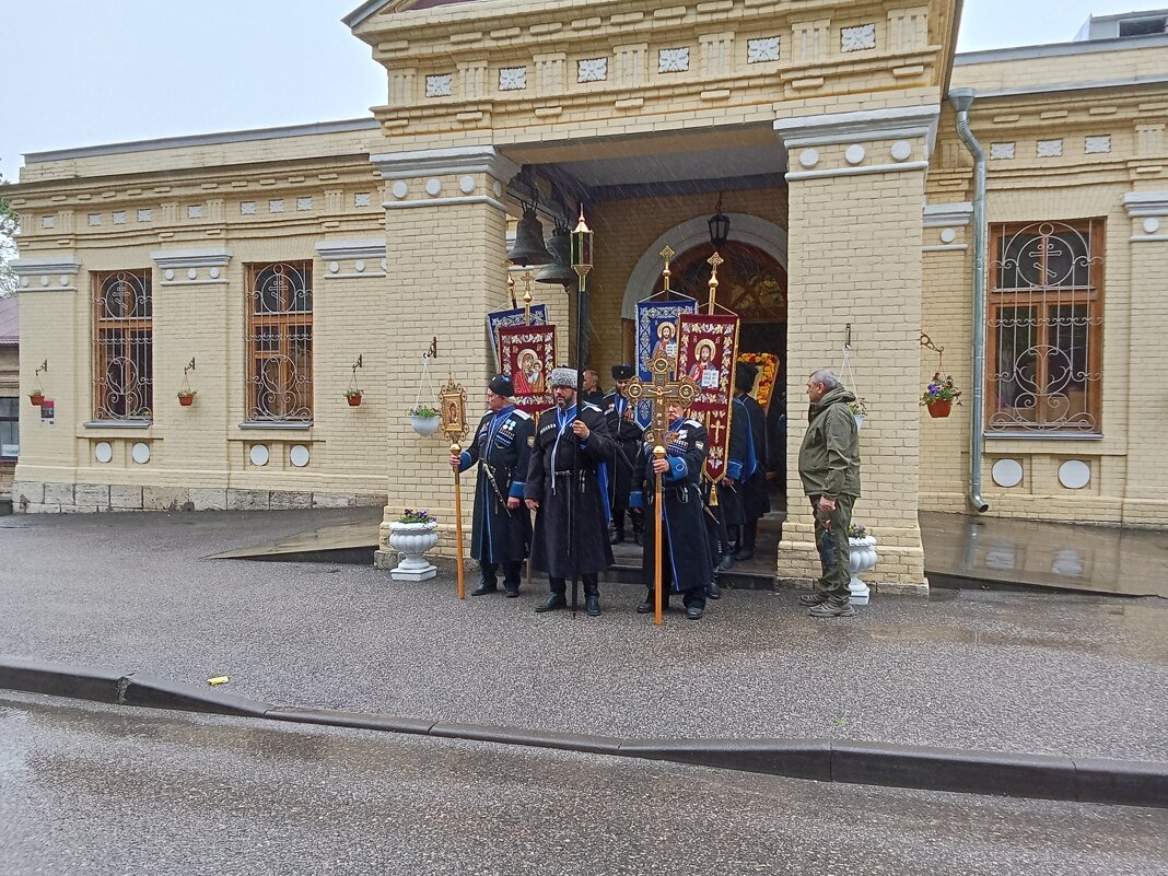 Веред Крестным ходом (в дождь) - Виктор Веред Крестным ходом (в дождь) - Виктор