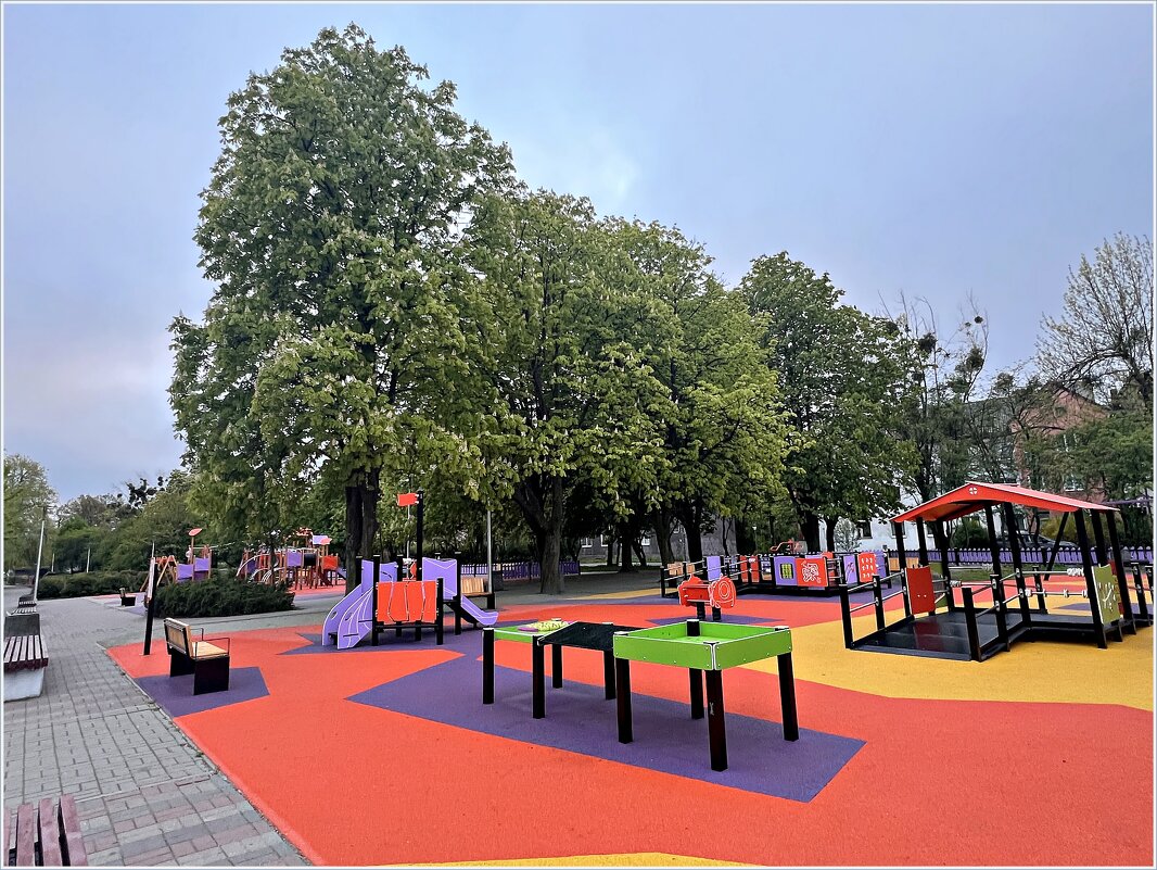 Утро на детской площадке.у озера. - Валерия Комова