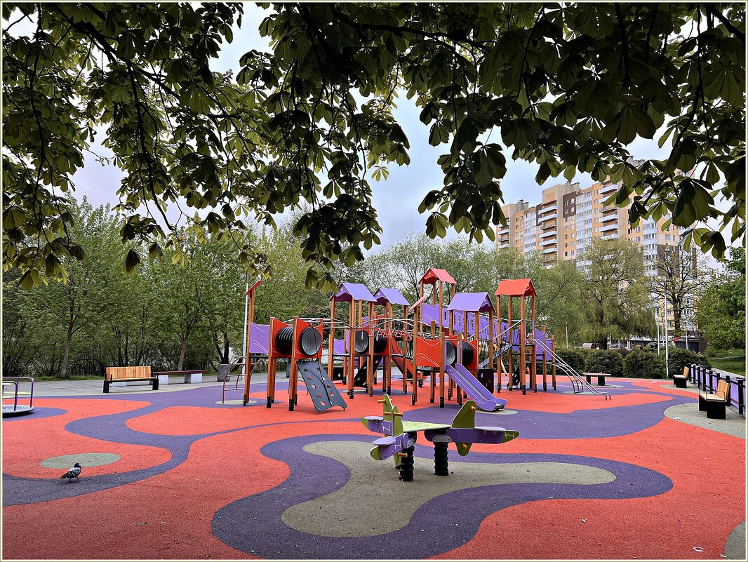 Детская площадка у озера. - Валерия Комова Детская площадка у озера. - Валерия Комова