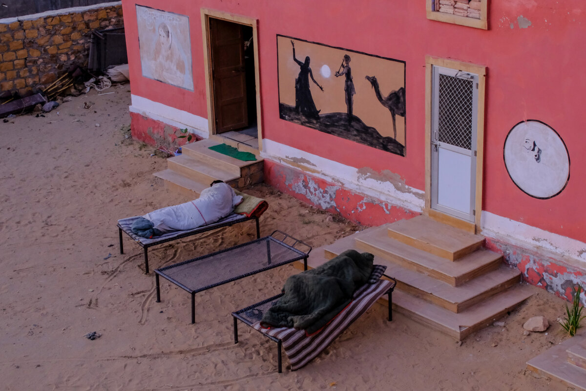 Охранники охраняют палаточный лагер в пустыне - Георгий А