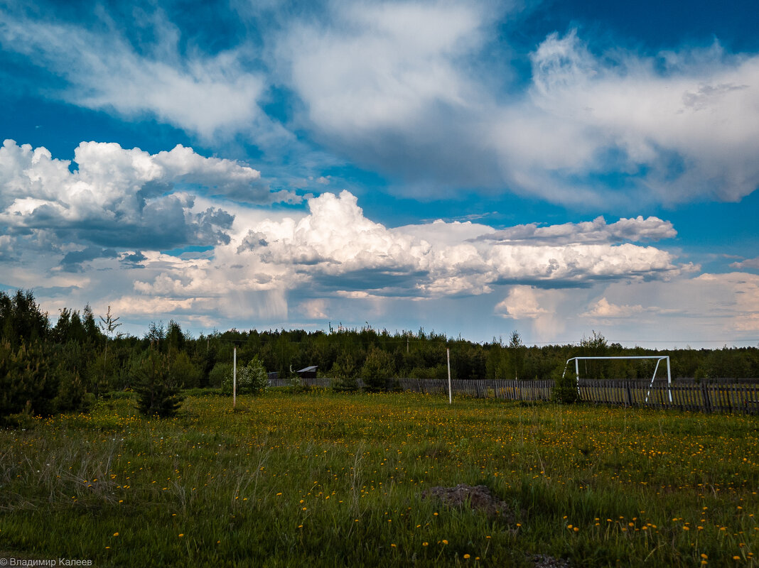 Надвигающаяся буря жарким летним днем - Владимир Калеев
