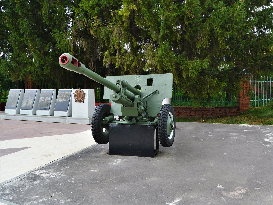 Ядрин. Памятник дивизионной 76,2-мм пушке ЗиС-3. - Пётр Чернега Ядрин. Памятник дивизионной 76,2-мм пушке ЗиС-3. - Пётр Чернега