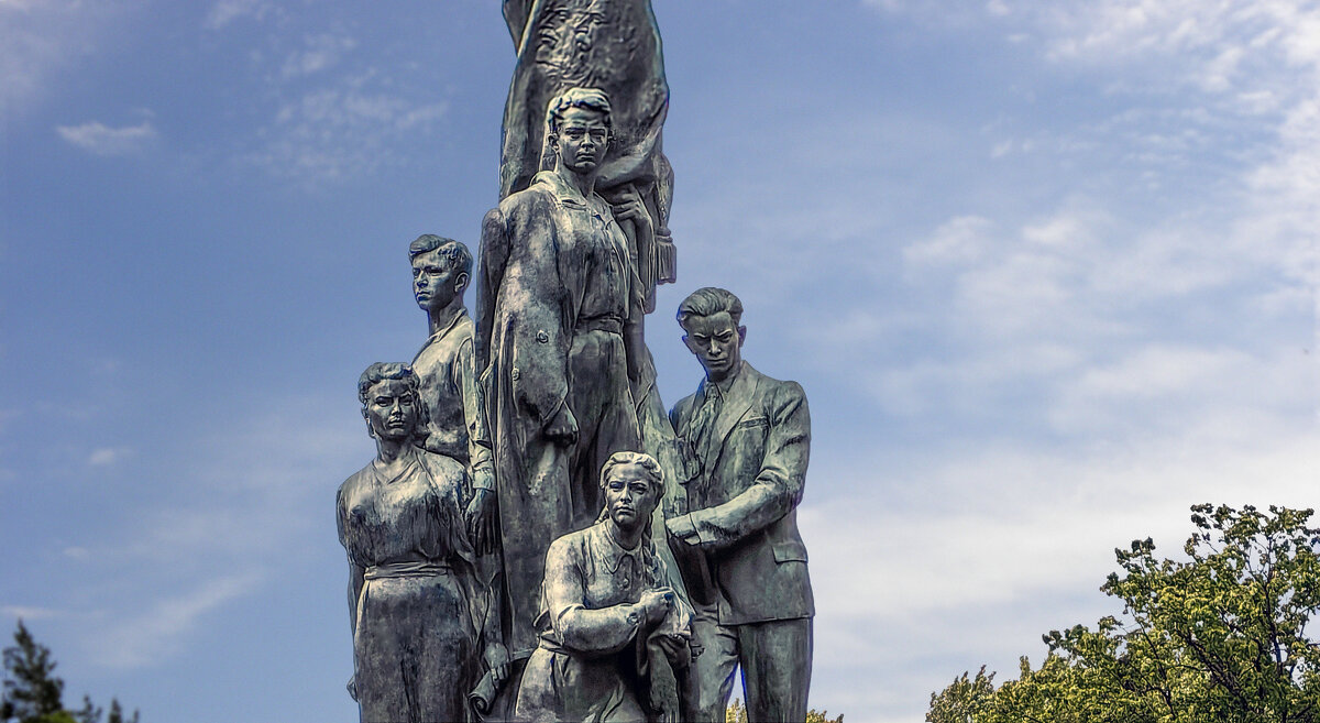 Петербург. Парк Екатерингоф. Памятник героям юношеской подпольной организации "Молодая гвардия& - Стальбаум Юрий 