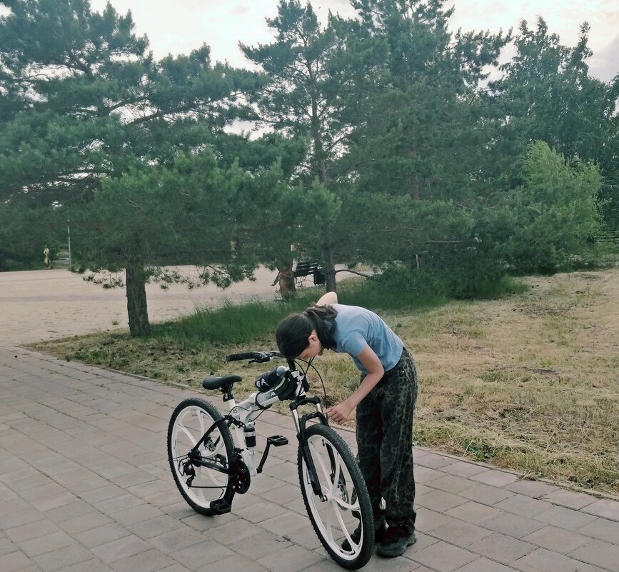 Девочка и велосипед... - Андрей Хлопонин Девочка и велосипед... - Андрей Хлопонин