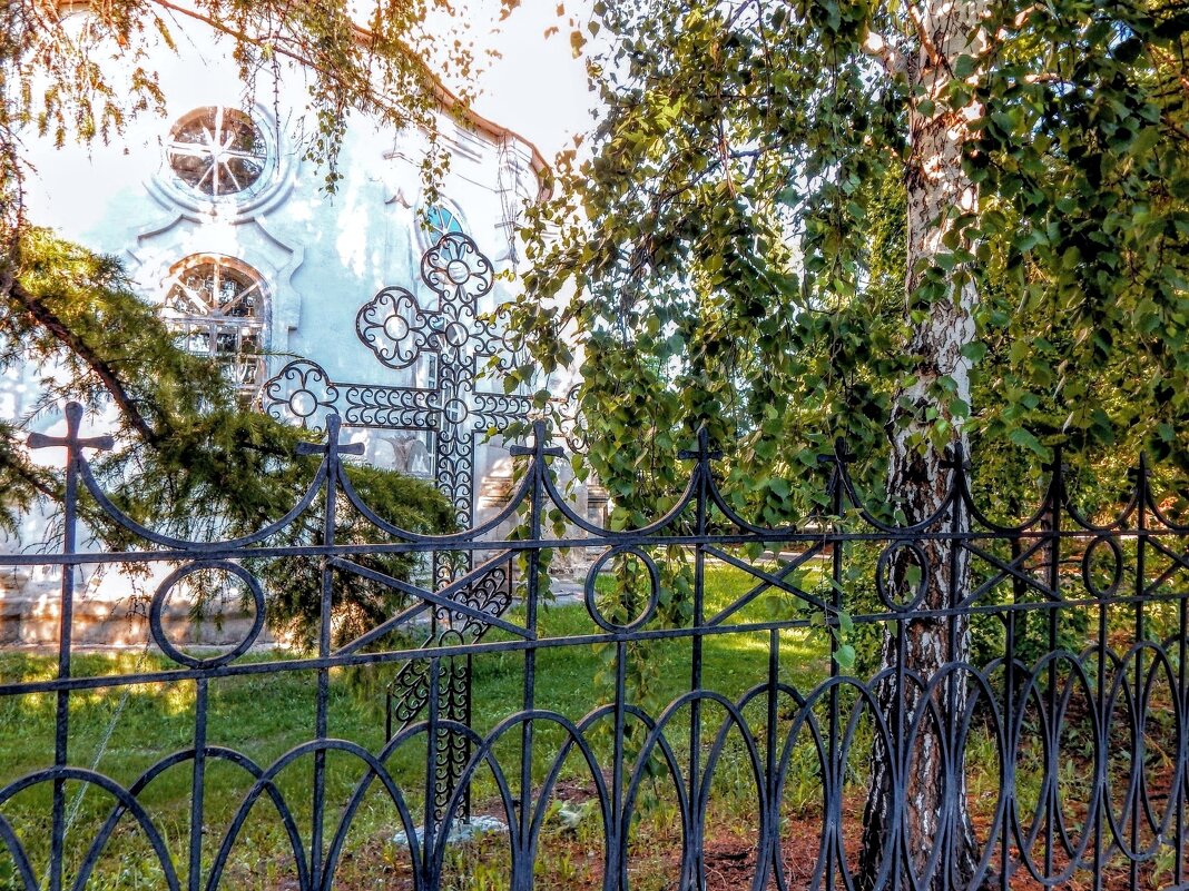 За церковной оградкой, в лучах рассвета! - Елена Хайдукова  ( Elena Fly )