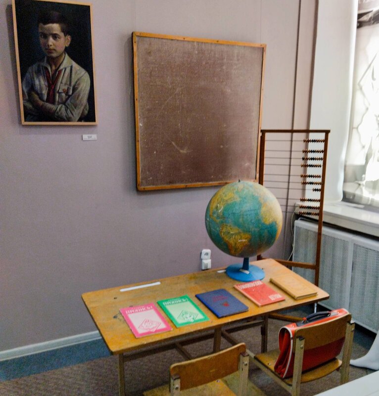 На выставке "Эпоха великих свершений. 100 лет СССР". - Галина Бобкина