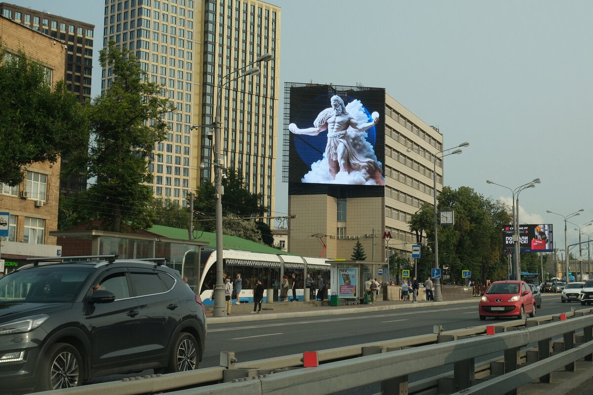 У метро Нагатинская - Лютый Дровосек