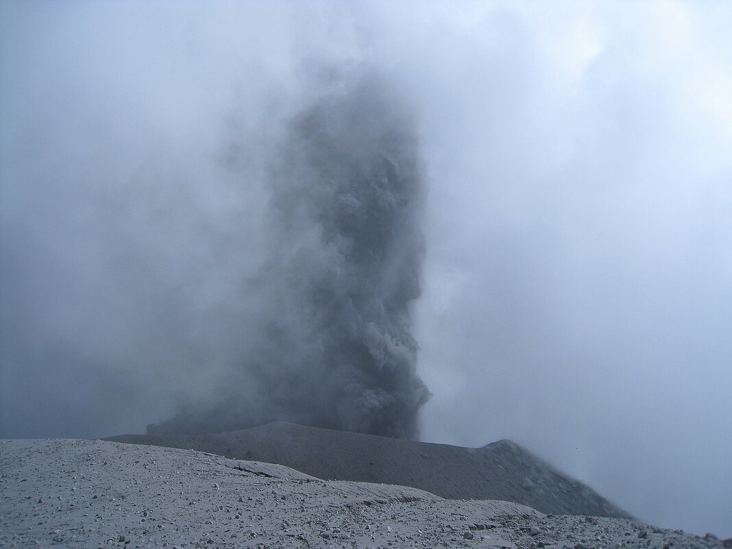 Извержение вулкана Семеру на острове Ява, в Индонезии. - unix (Илья Утропов) Извержение вулкана Семеру на острове Ява, в Индонезии. - unix (Илья Утропов)