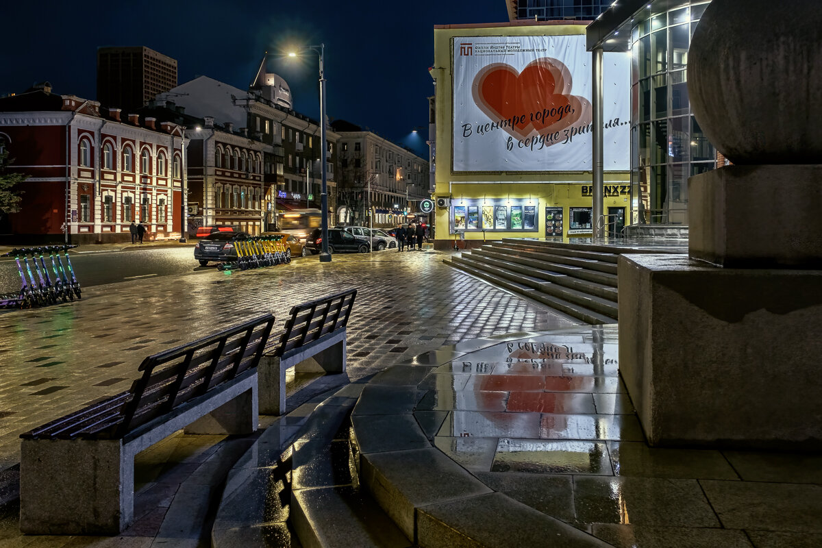 "У парадного подъезда..." - Сергей Шатохин "У парадного подъезда..." - Сергей Шатохин