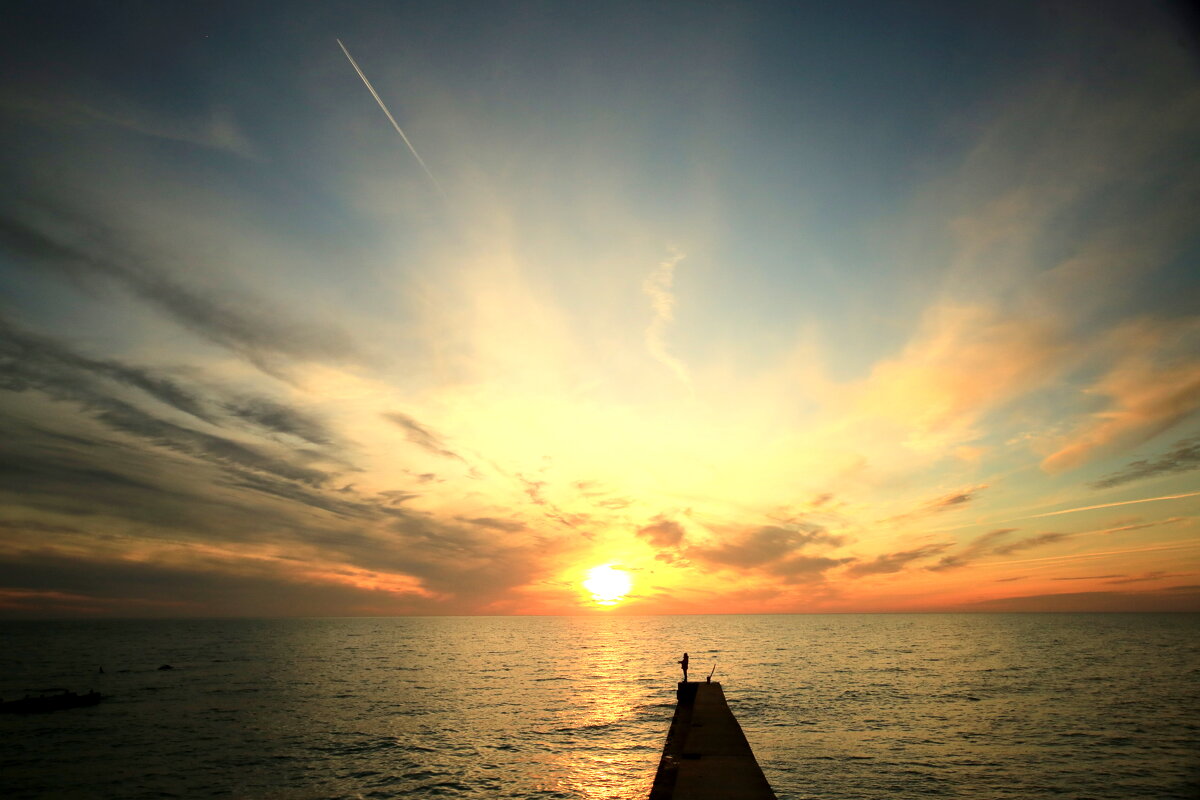 Одинокий рыбак на закате - Валерий Одинокий рыбак на закате - Валерий