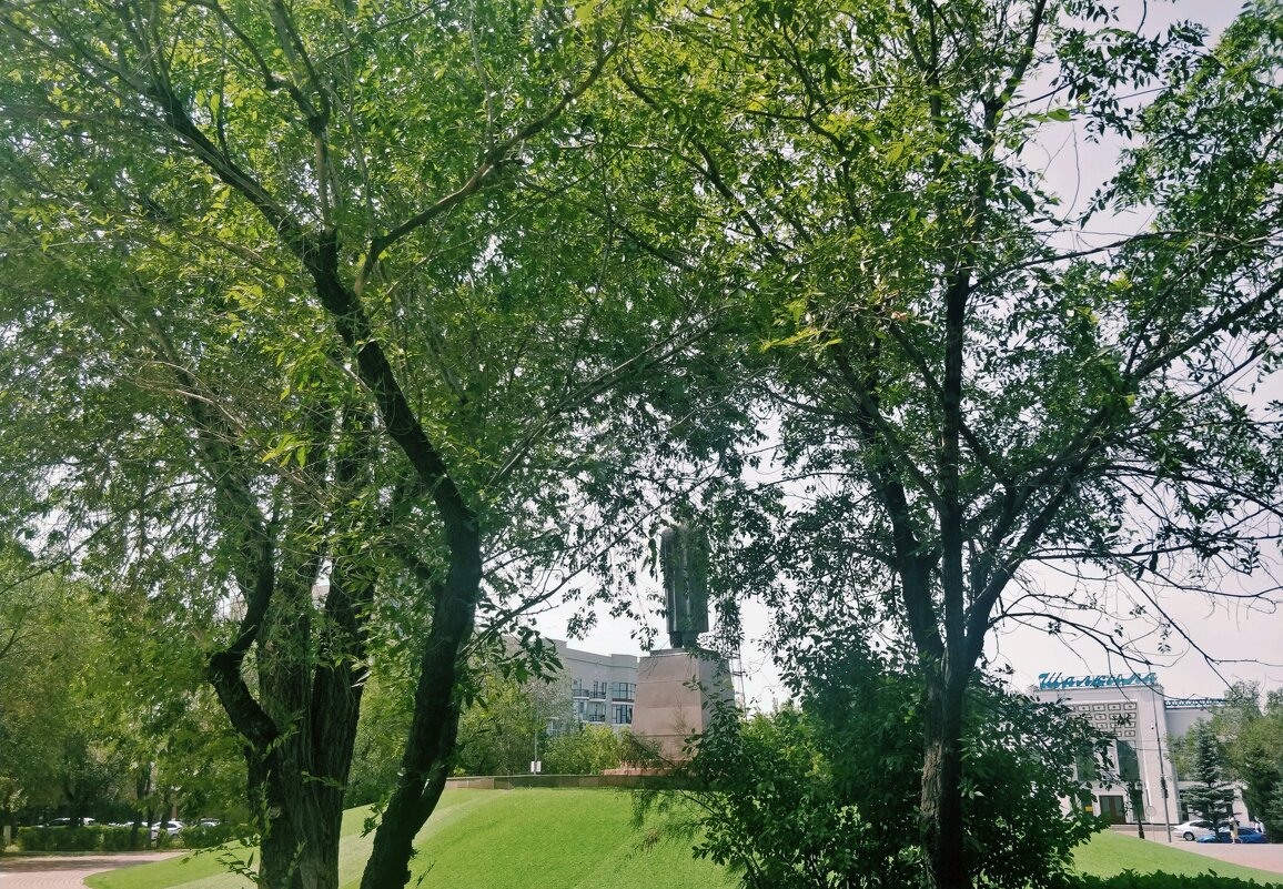 Сквер Абая Кунанбаева. - Андрей Хлопонин Сквер Абая Кунанбаева. - Андрей Хлопонин