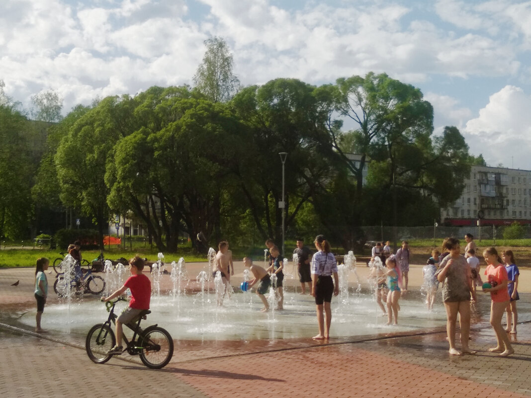 У фонтана - Сергей Кочнев