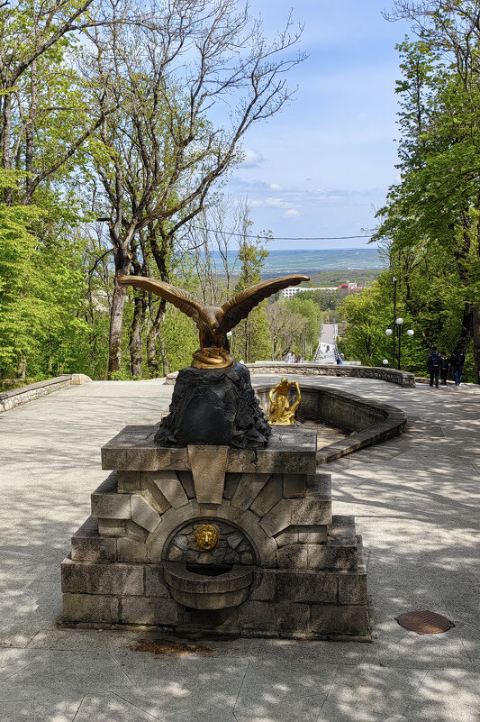 На каскадной лестнице курортного парка. - Gen 