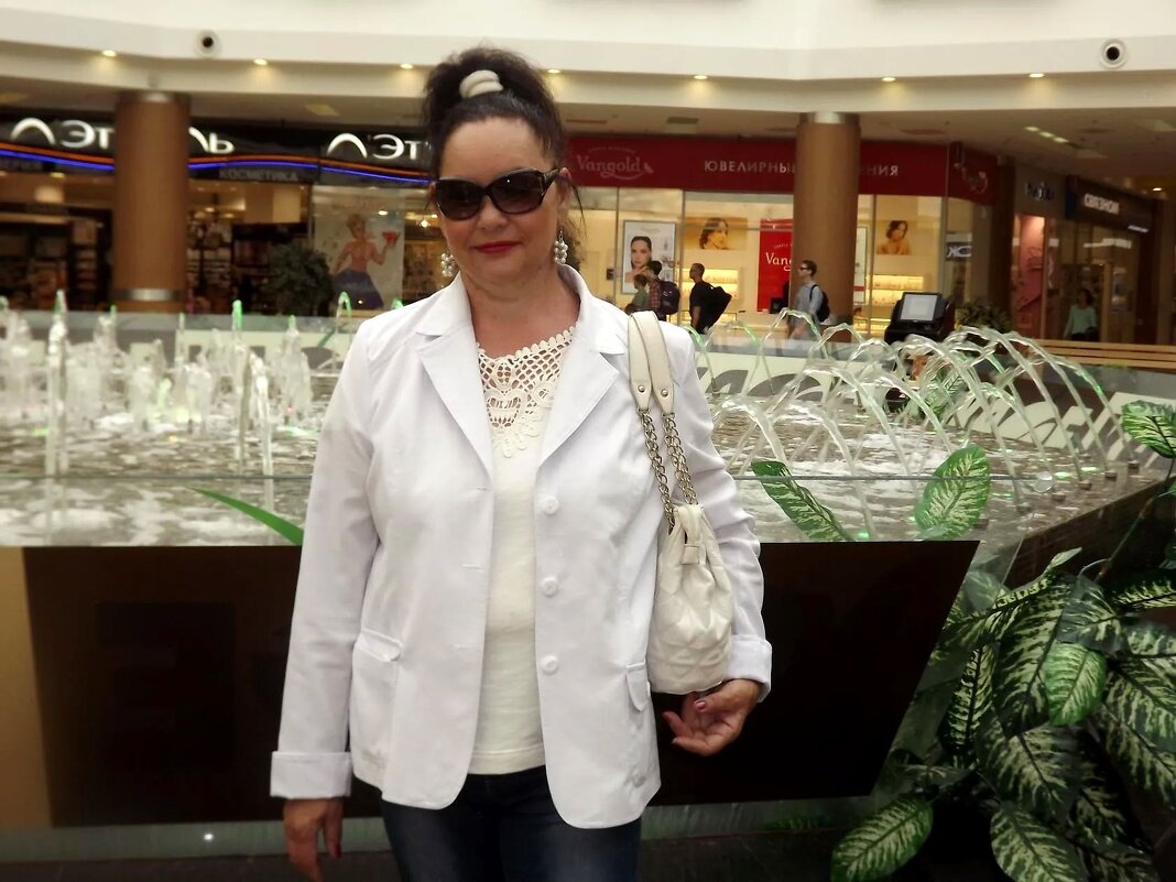 В торговом центре у фонтана! - Нина Андронова