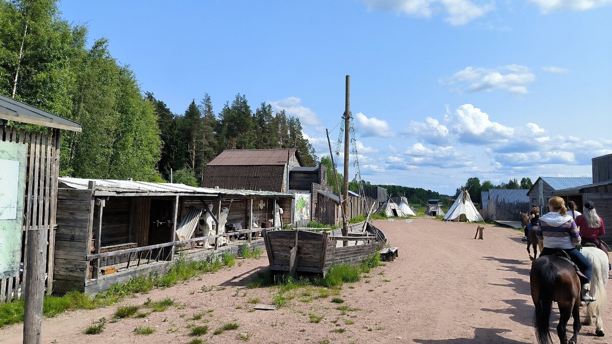 На территории клуба. - Ольга 