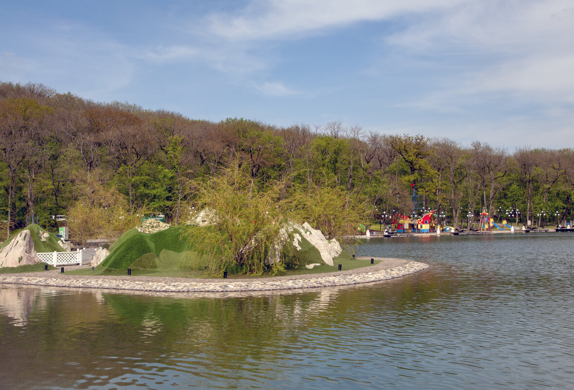 Курортное озеро с рукотворным островом Гулливера - Gen 