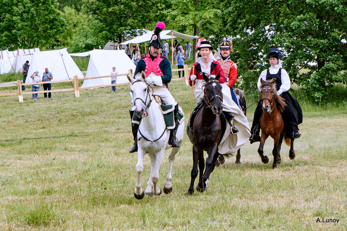 Дамы и гусары на конной прогулке... - Anatoly Lunov