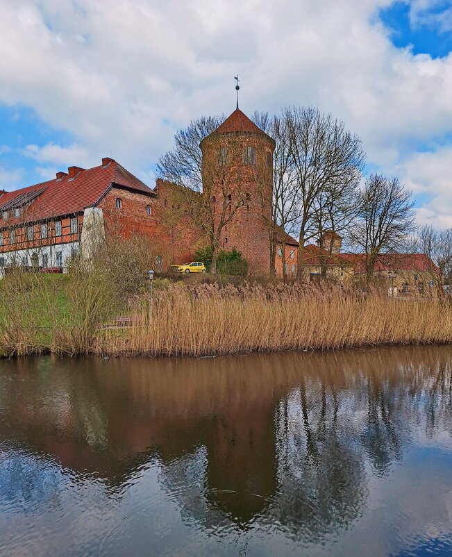 "Замок временем срыт и укутан, укрыт в нежный плед из зеленых побегов..." - Андрей K.