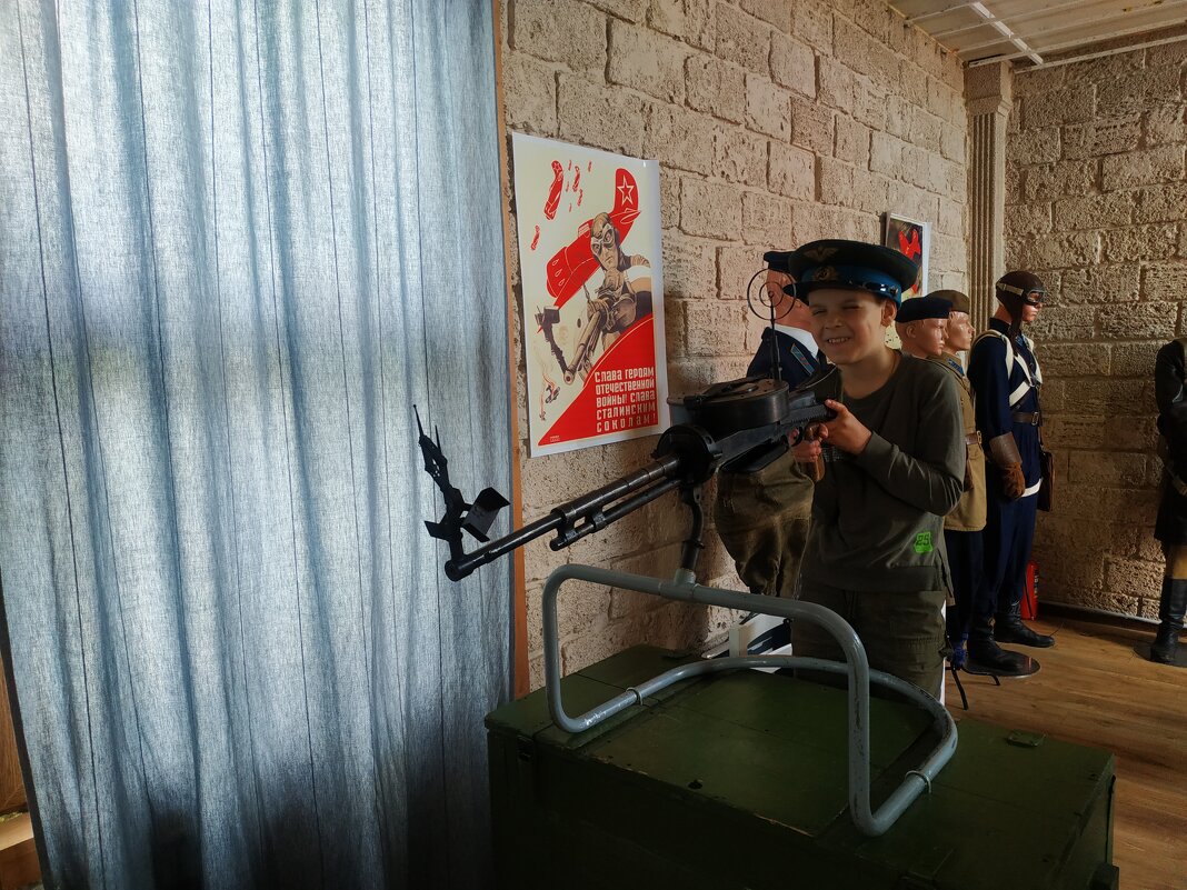 И этому мальчишке нравится стрелять по врагу! - Андрей Лукьянов