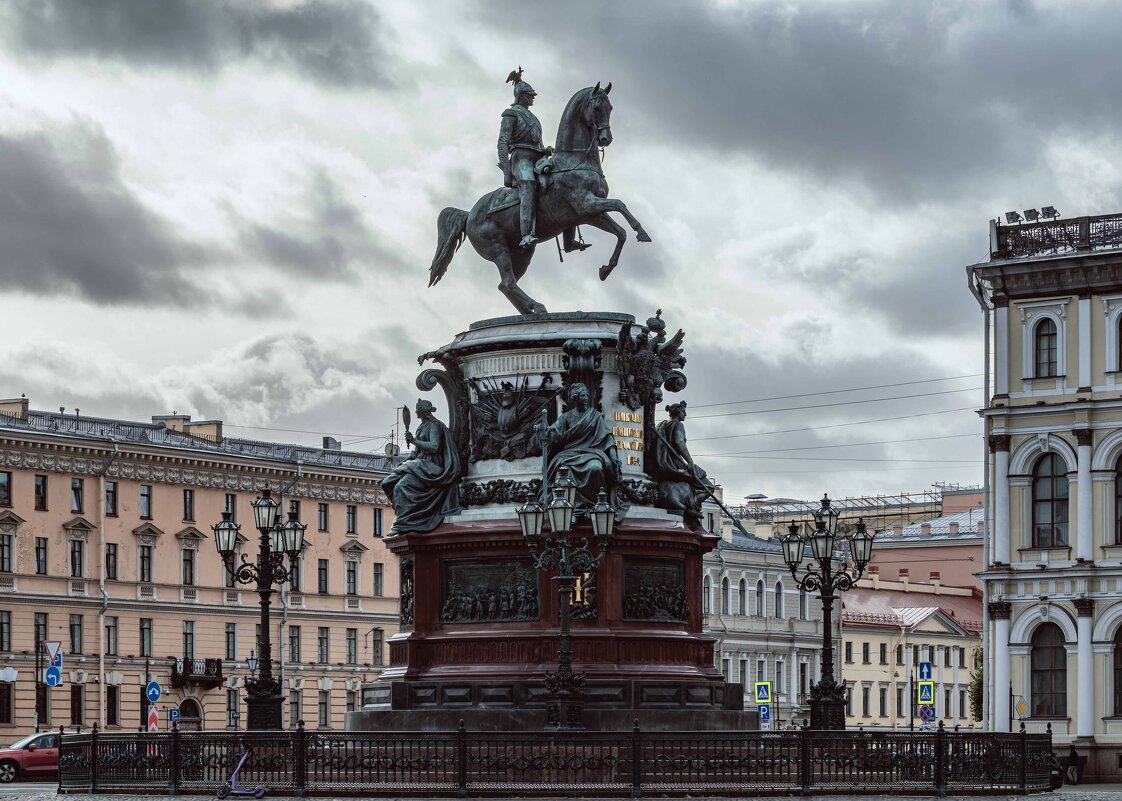 Памятник Императору - Константин Бобинский