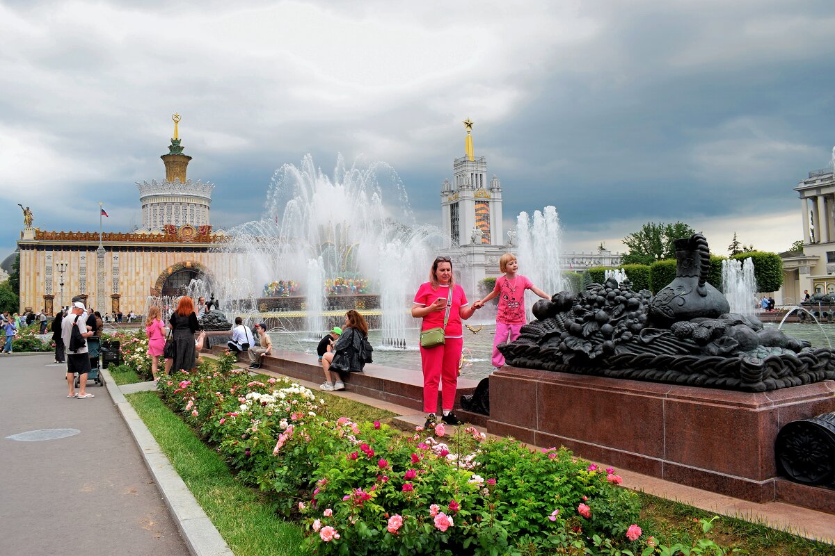 Лето у фонтана "Каменный цветок". - Татьяна Помогалова