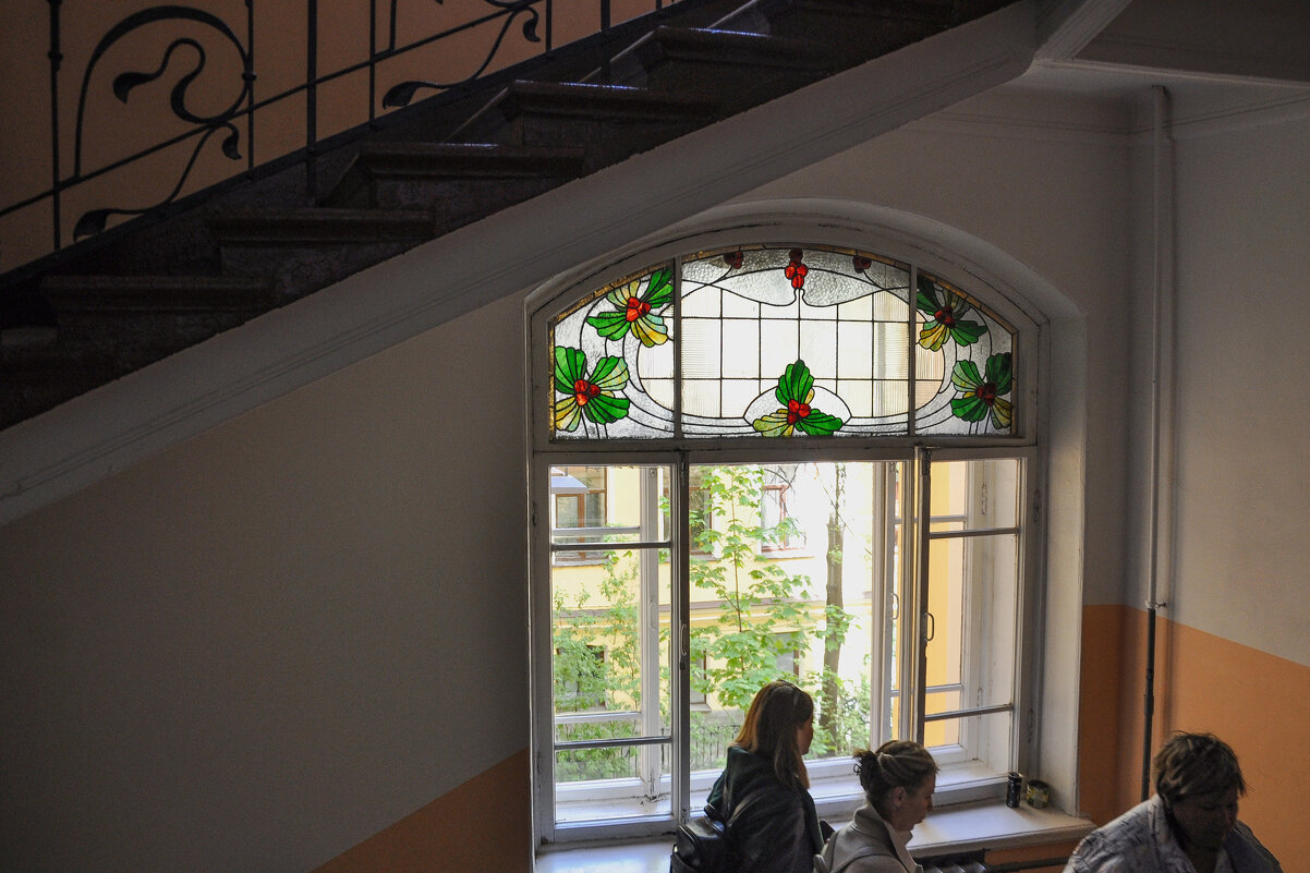 Витраж на окнах в парадном подъезда - Татьяна Машошина