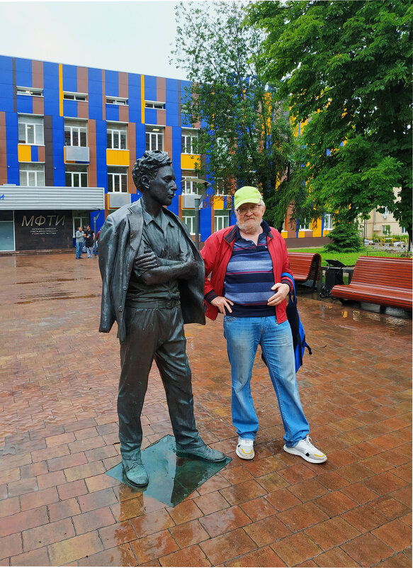 Академика Ландау по плечу не похлопывал. Он меня тоже :-) - Андрей Лукьянов