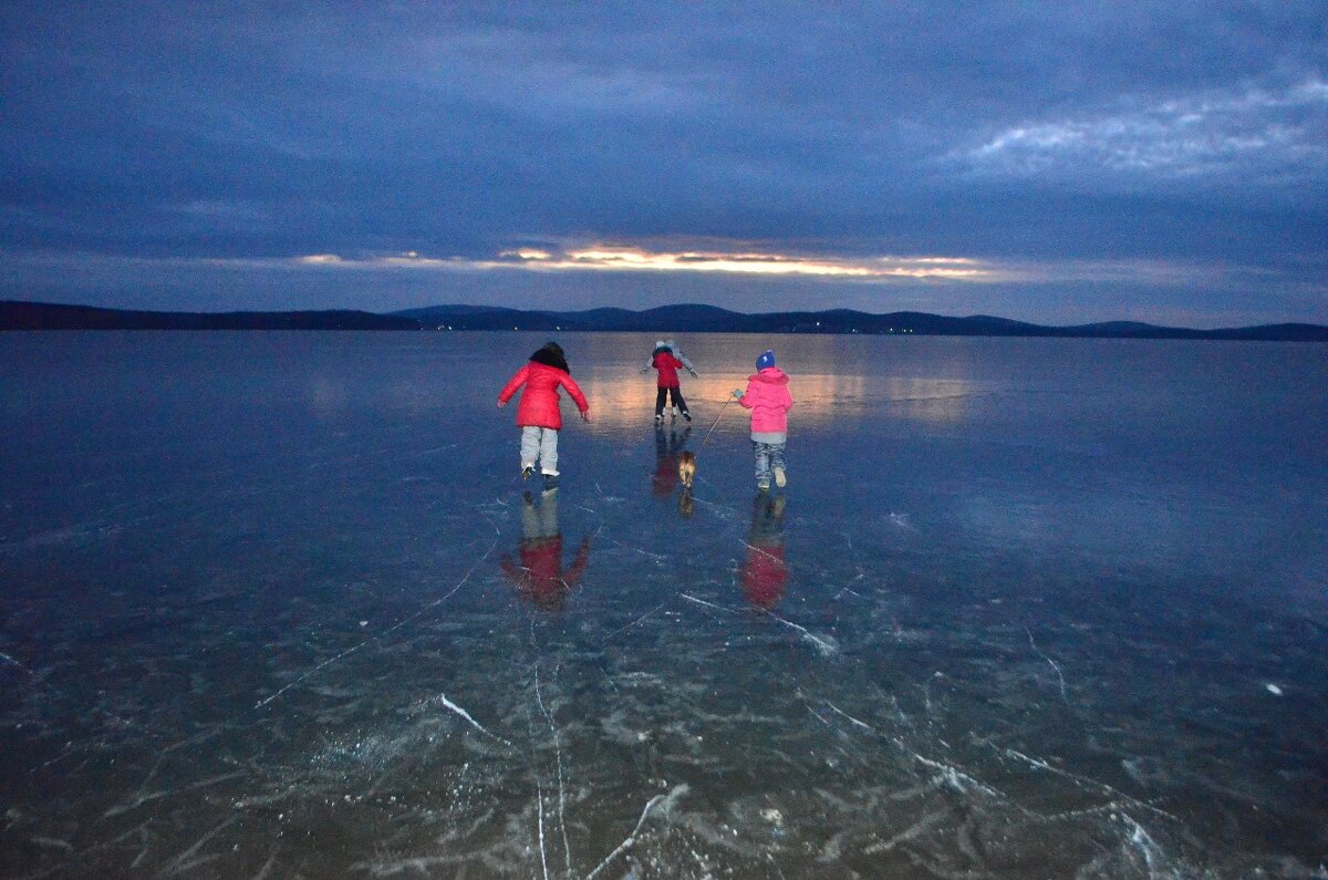 Дед Мороз залил каток на радость детям - Джексон 