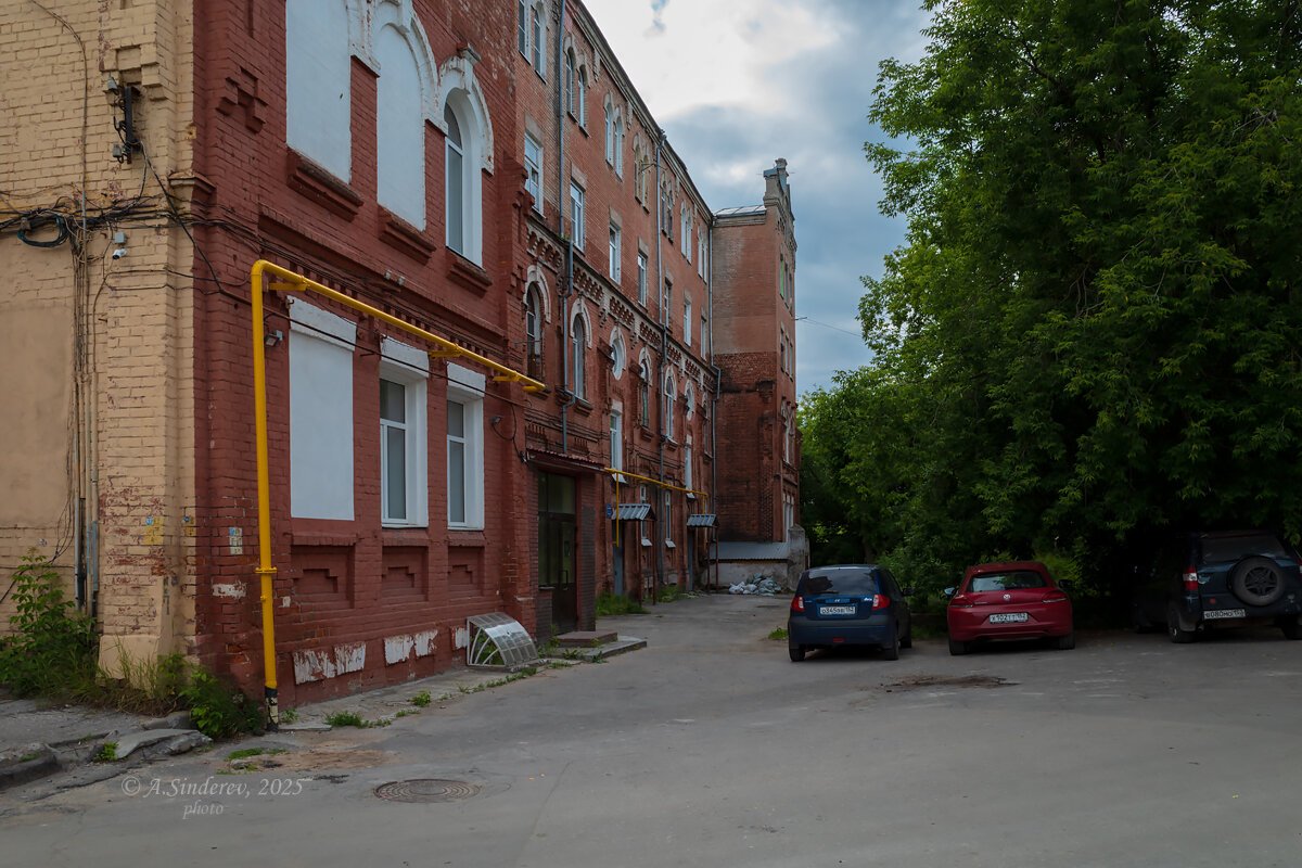 Во дворе старого дома - Александр Синдерёв