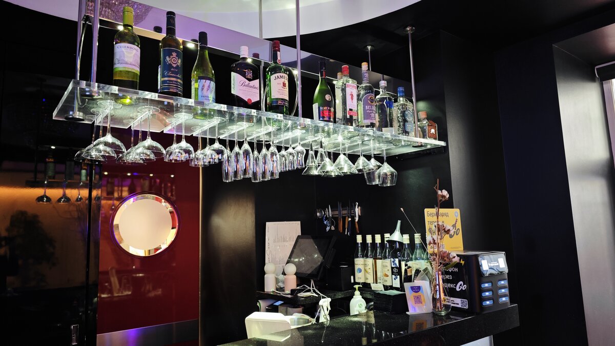 Бар в отеле... - Станислав Мутовин