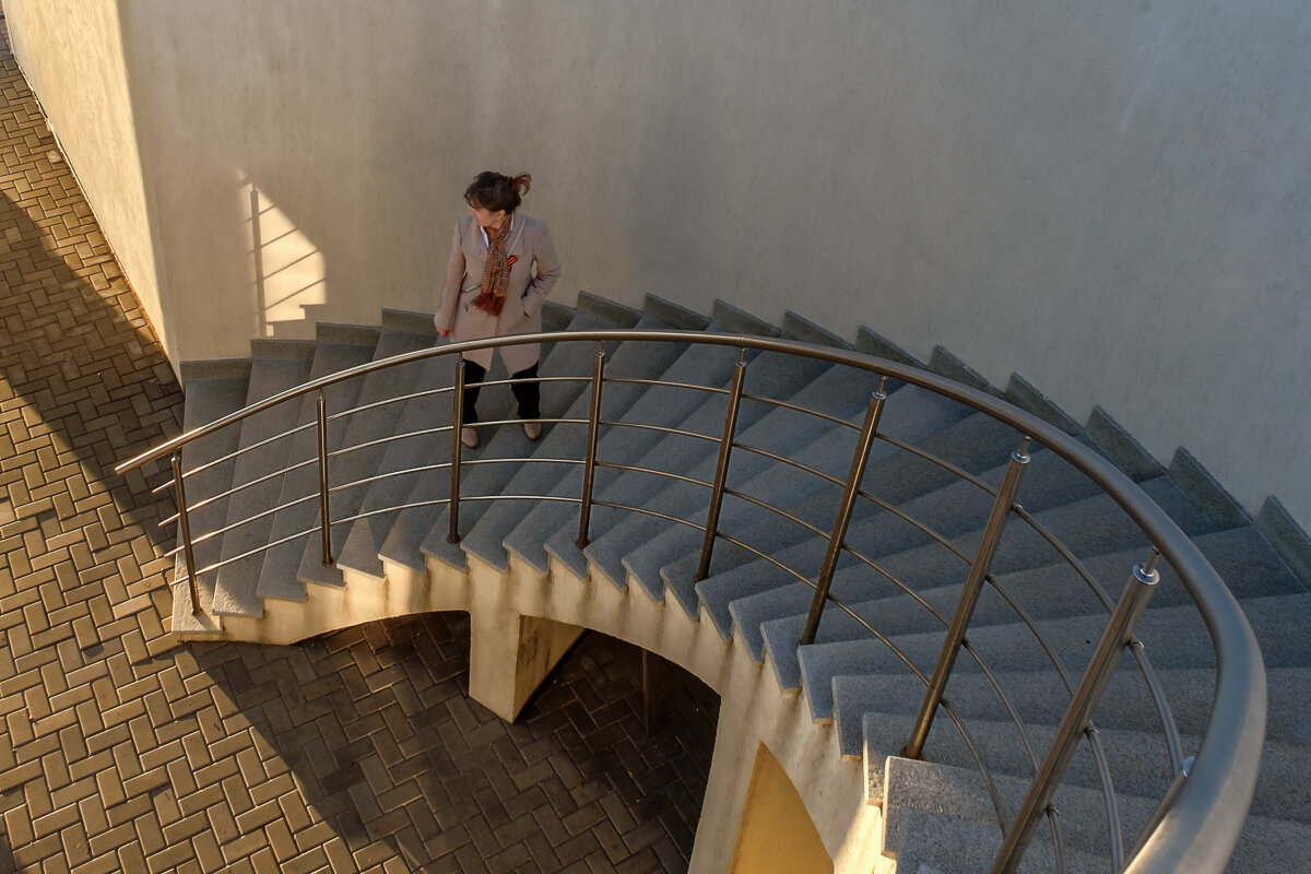 "...по лестнице, что вниз сбегает..." - Сергей Шатохин 