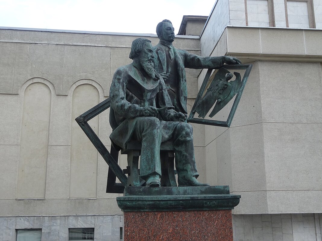 Памятник Виктору и Аполлинарию Васнецовым - Лидия Бусурина