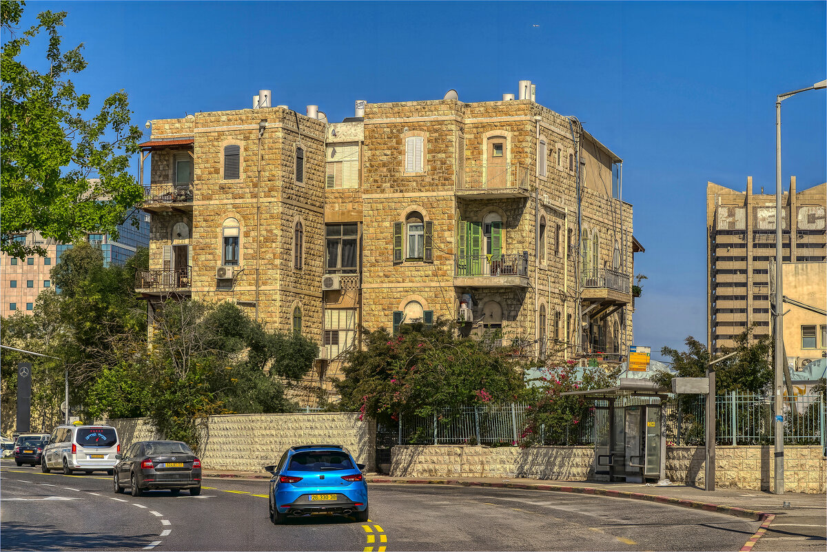 Вид на улицу со старыми зданиями  Хайфа 2025г - ujgcvbif 