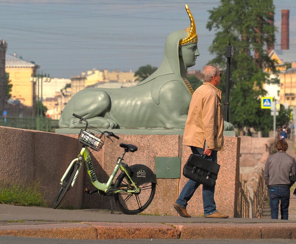 У Египетского моста - Магомед .