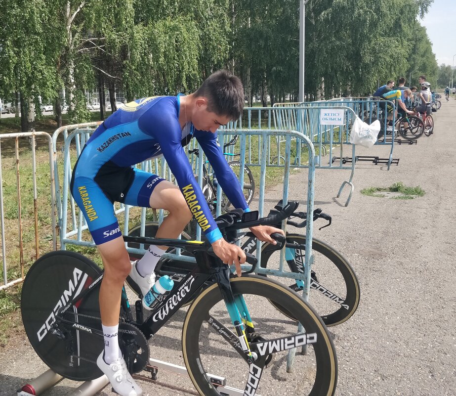 Разминка перед гонкой - Андрей Хлопонин