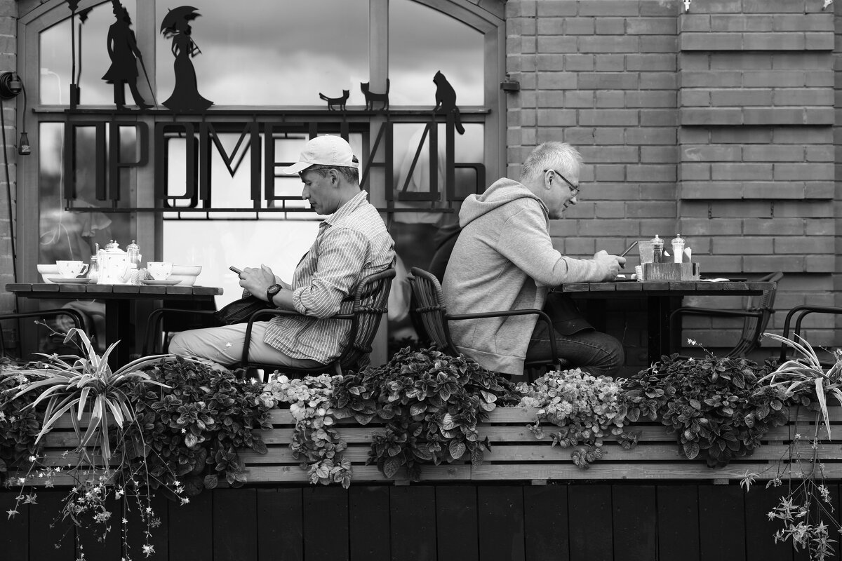 Двое в кафе. - Вячеслав Владимирович Двое в кафе. - Вячеслав Владимирович