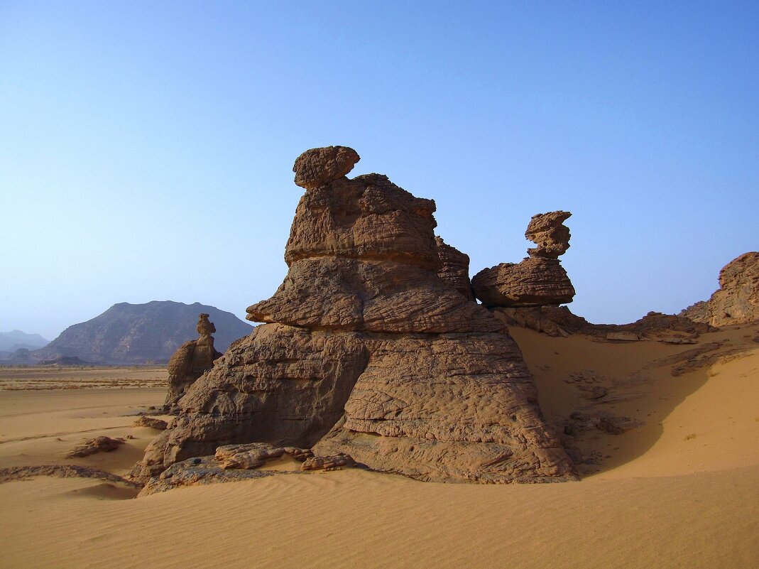 Необыкновенные резные скалы в пустыне Сахара. - unix (Илья Утропов)