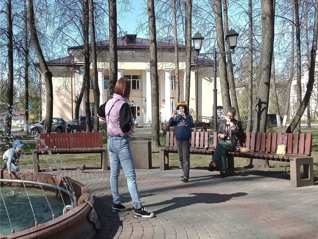 Семья у  фонтана - Вера ВЕСНА см. Фотогруппа  ВЕСНА Личный Блог