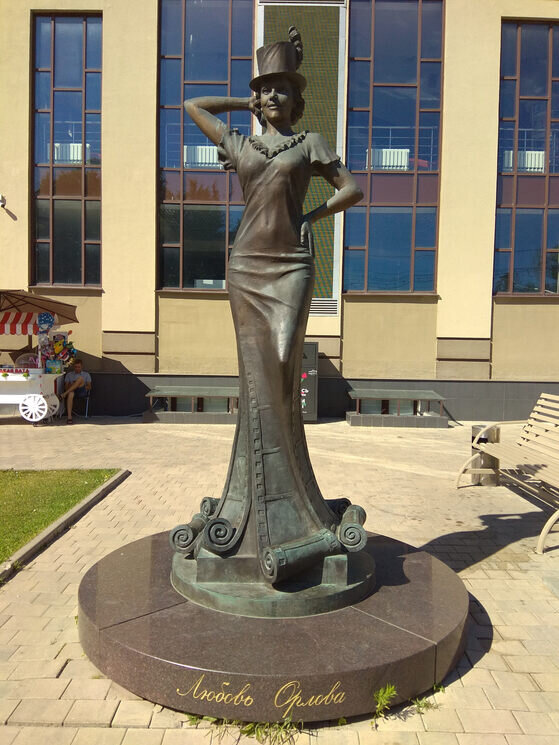 Звенигород. Памятник Любови Орловой - Дмитрий Никитин