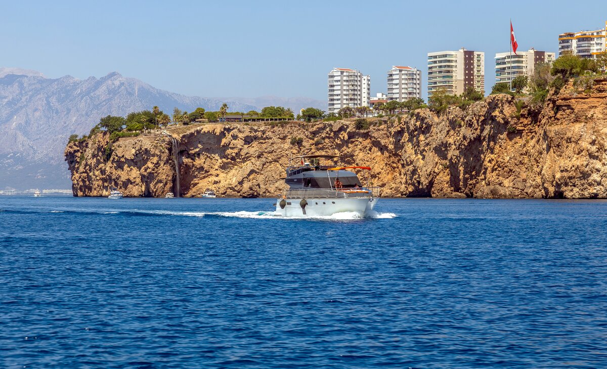 Морская прогулка к водопадам. - Yuri Chudnovetz