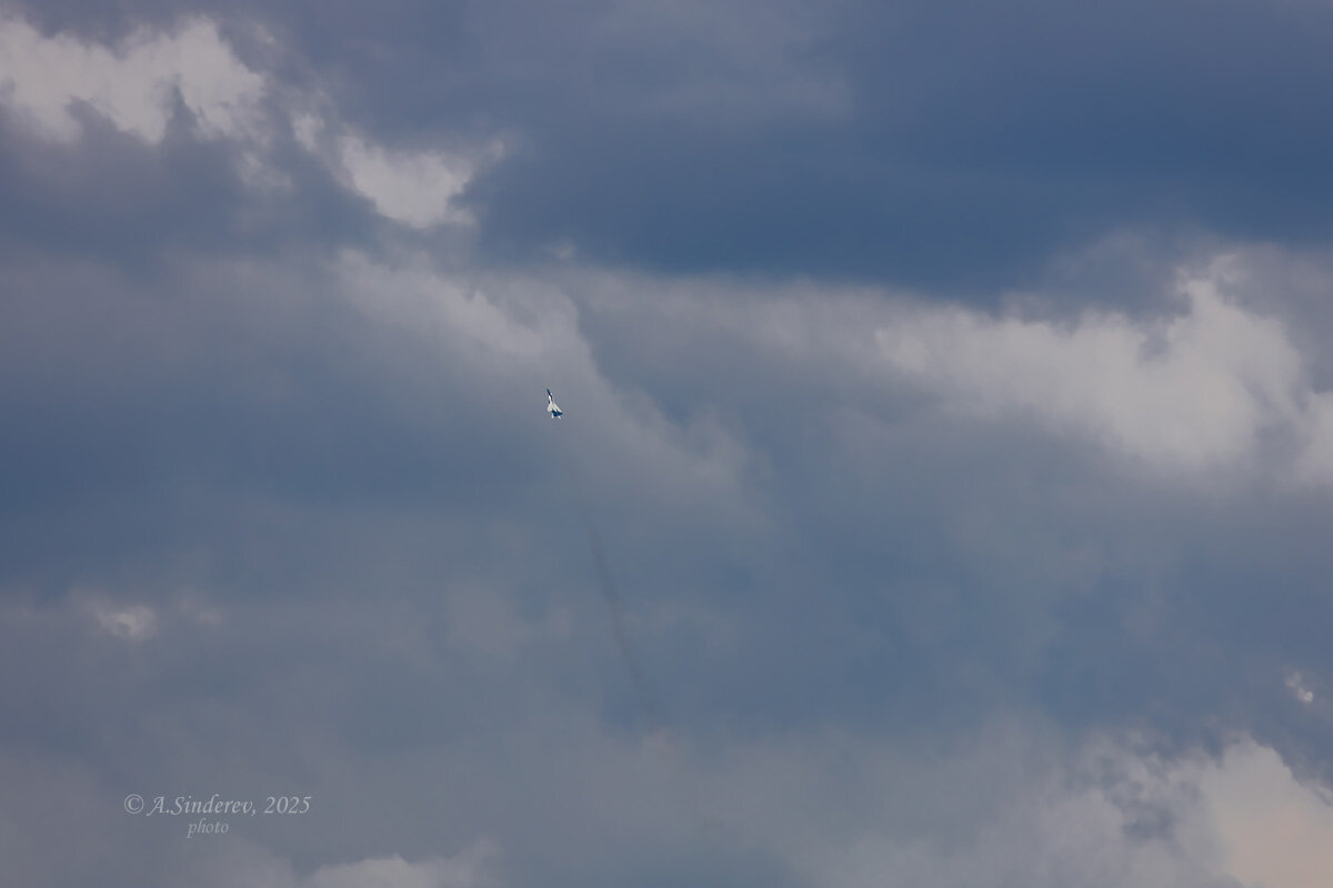Самолёт в небе - Александр Синдерёв