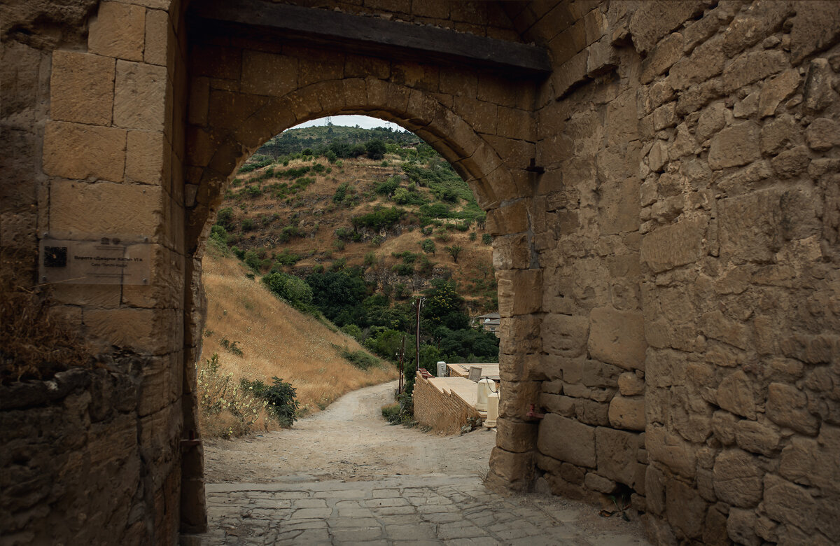 Ворота Джарджи капы VI век - Лилия . Ворота Джарджи капы VI век - Лилия .