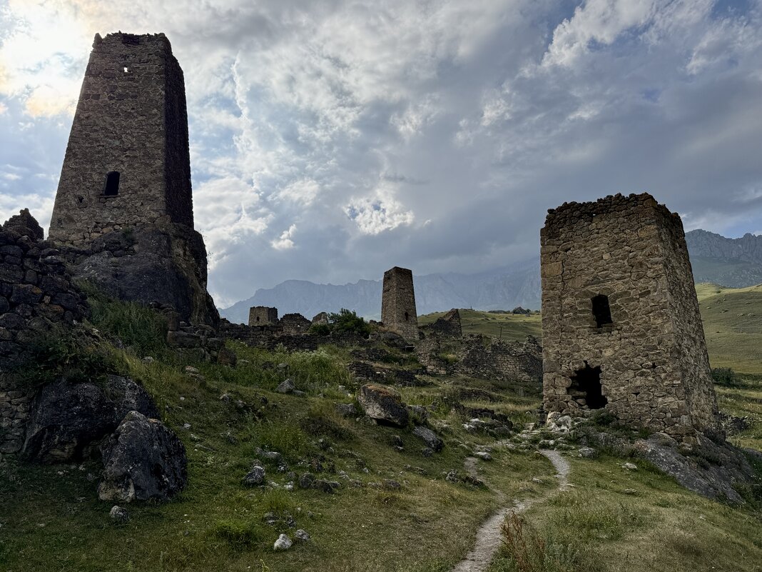 Эхо прошлого в горах. - Сергей Адигамов Эхо прошлого в горах. - Сергей Адигамов