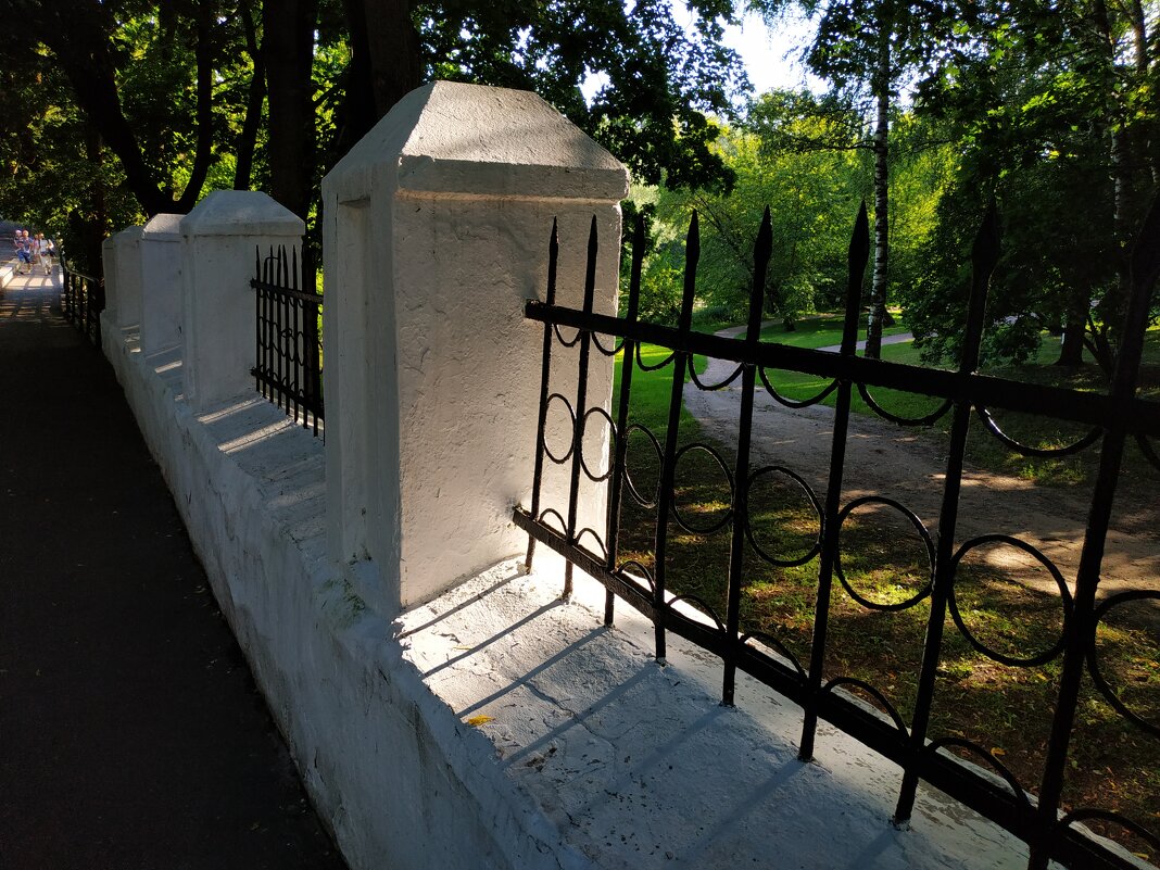 Ограда освещенная солнцем - Андрей Лукьянов